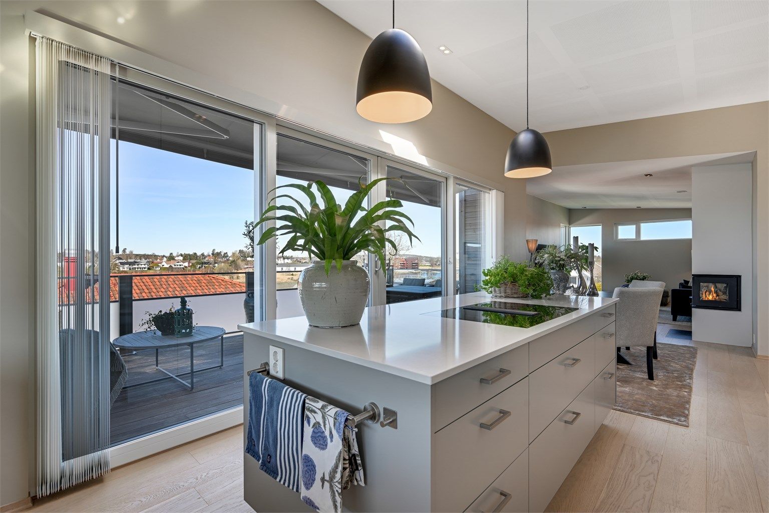 Fra kjøkkenøya er det en åpen og sosial forbindelse til både spiseplassen og stuen.