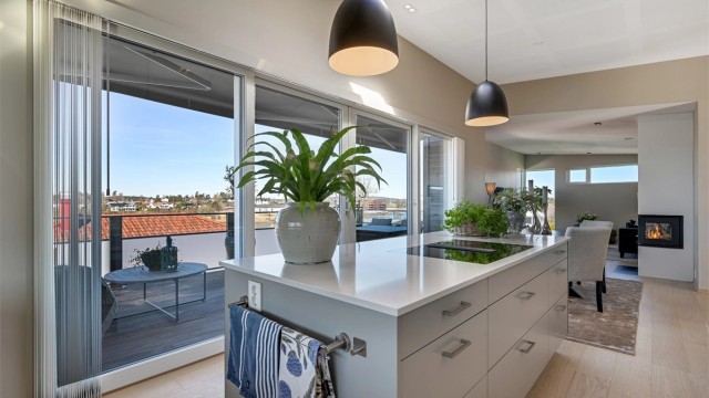 Fra kjøkkenøya er det en åpen og sosial forbindelse til både spiseplassen og stuen.