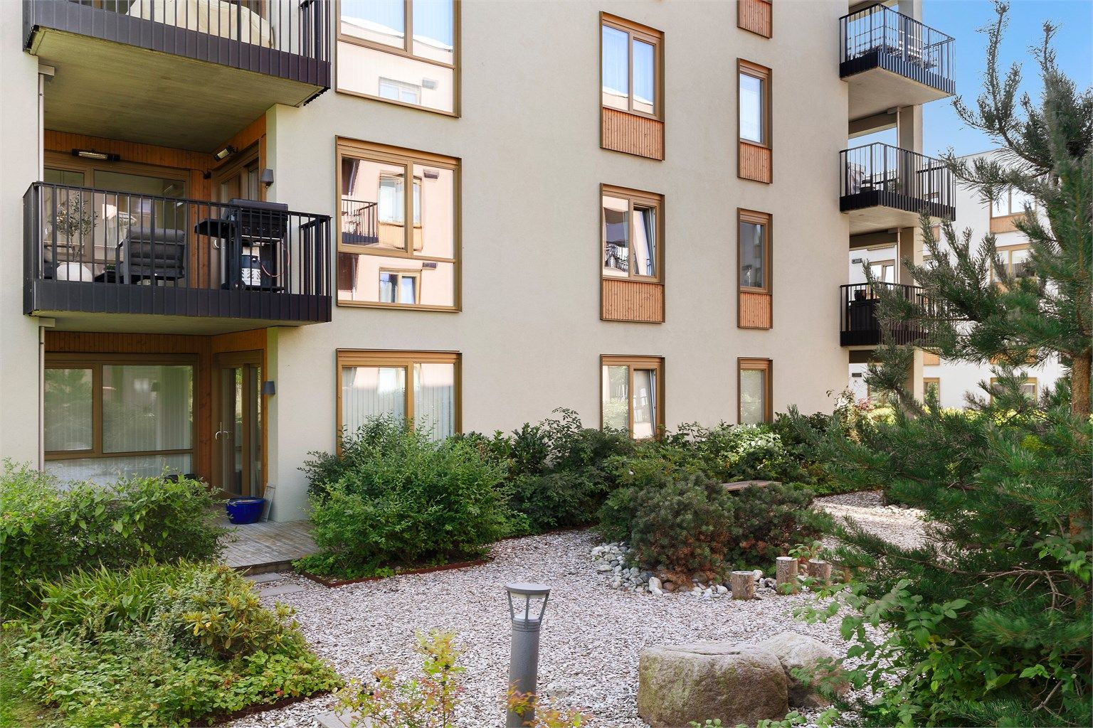 Bygget er fra 2022 og har heisadkomst fra garasje og inngangsparti.