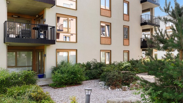 Bygget er fra 2022 og har heisadkomst fra garasje og inngangsparti.