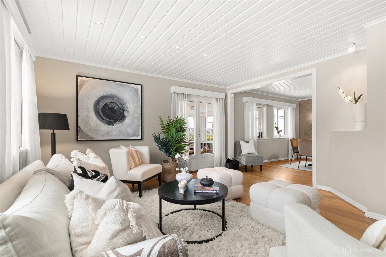 Fra stuen er det via doble terrassedører utgang innglasset terrasse