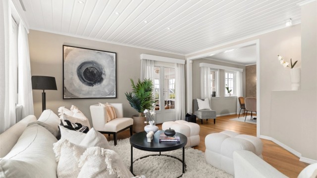 Fra stuen er det via doble terrassedører utgang innglasset terrasse