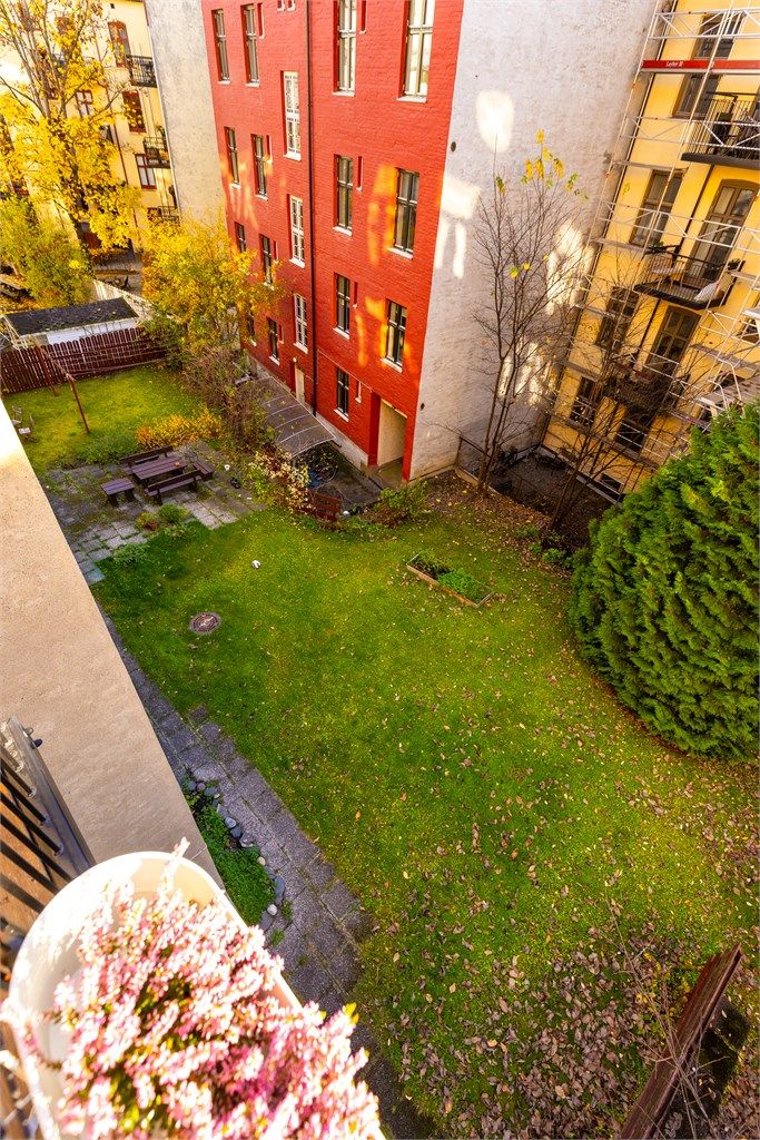 Balkongen vender mot hyggelig bakgård.