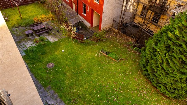 Balkongen vender mot hyggelig bakgård.