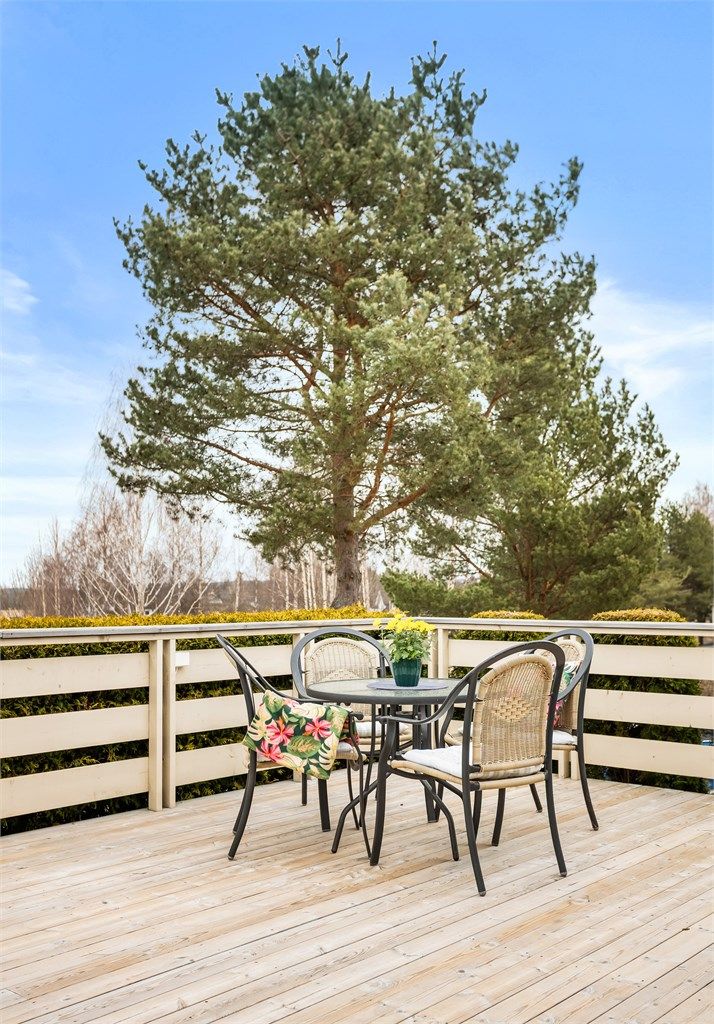 Her er det god plass for utemøbler og sosiale sammenkomster.