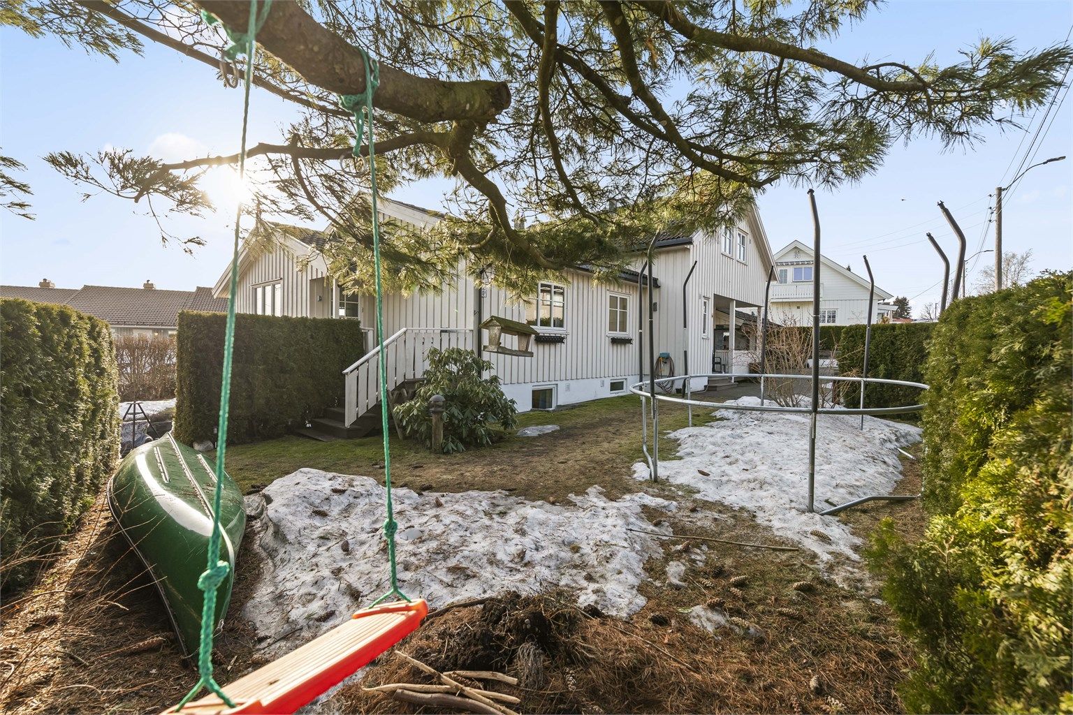 Hagen er omkranset med hekk og er skjermet fra veien. Her kan barn leke trygt.