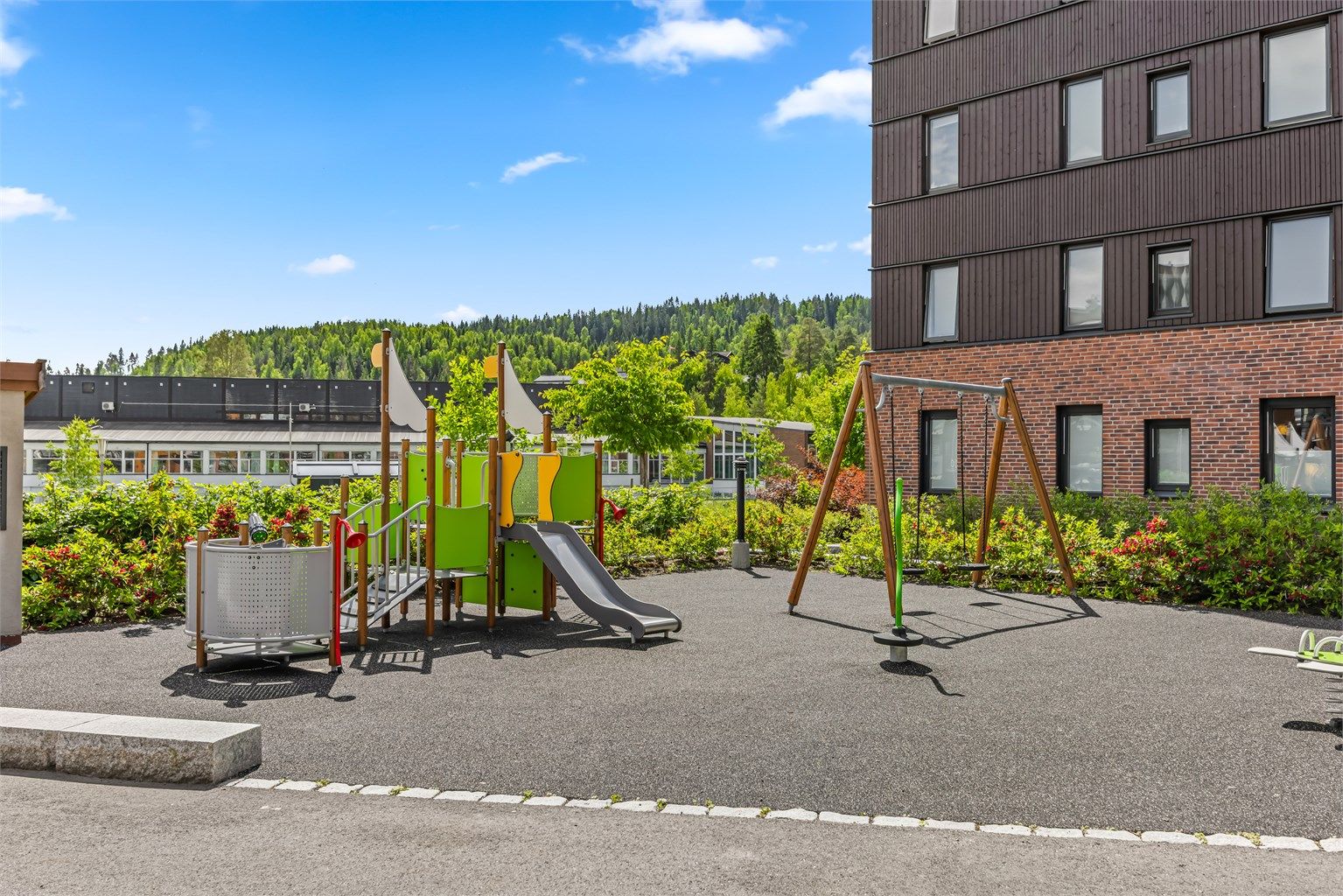 Området er barnevennlig med lekeapparater rett utenfor.