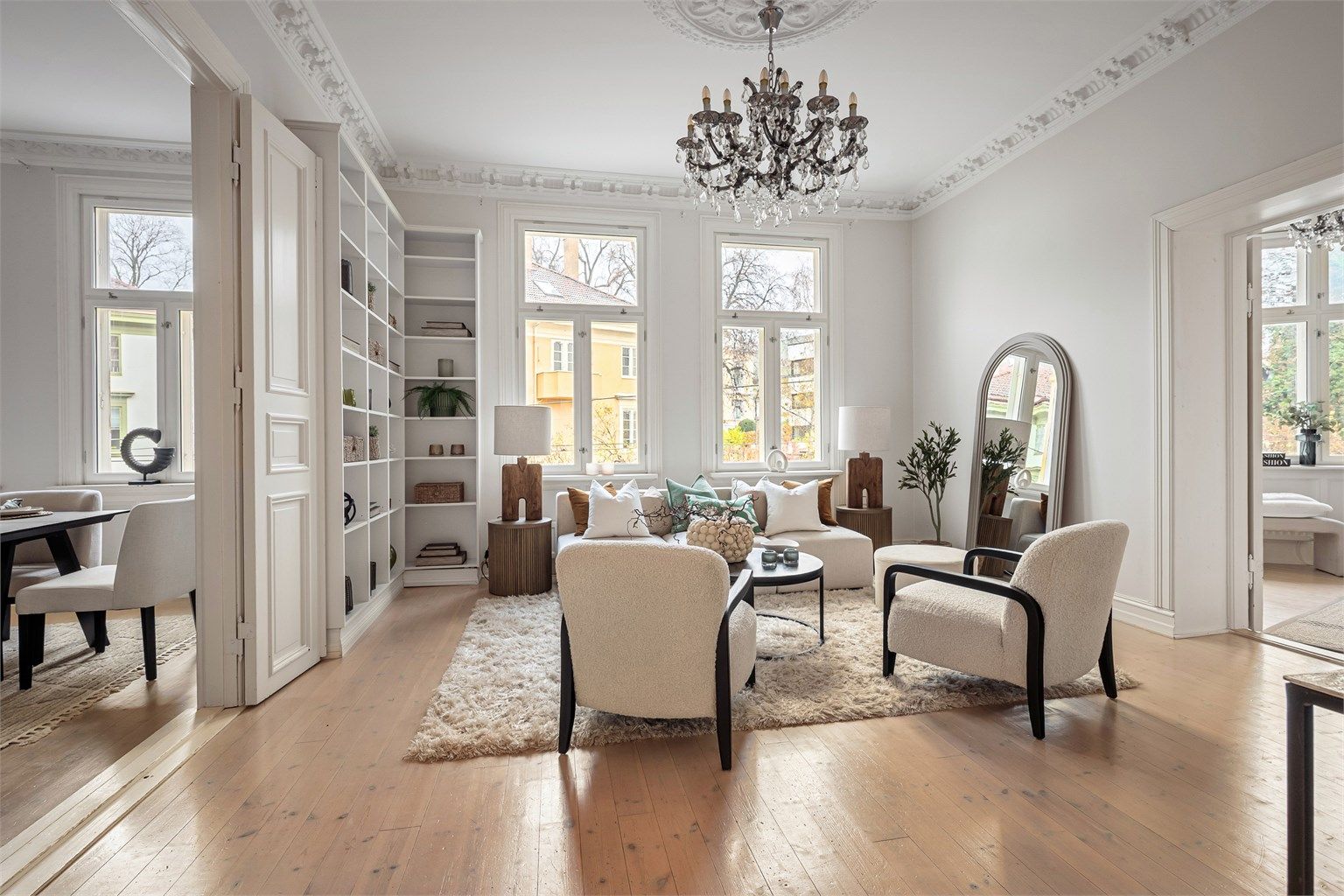 Stuen er av god størrelse med plass til sofagruppe, salongbord og TV-seksjon. Foto: Mats Holst