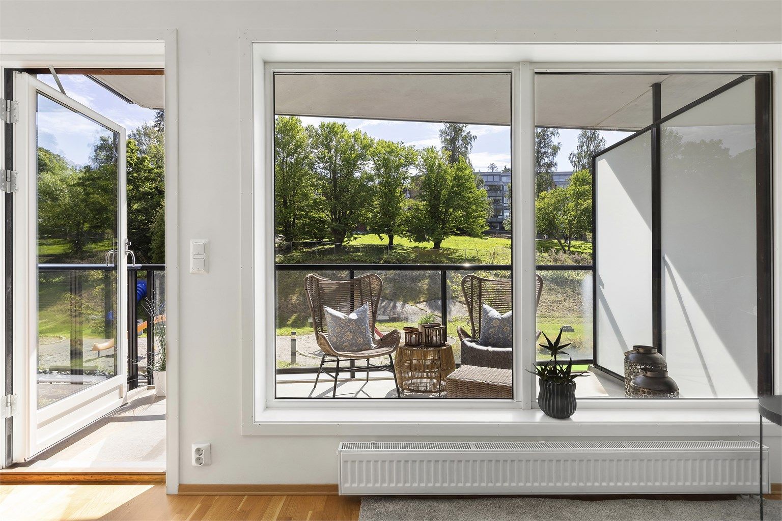 Utgang fra stue til overbygget balkong på 8 kvm.