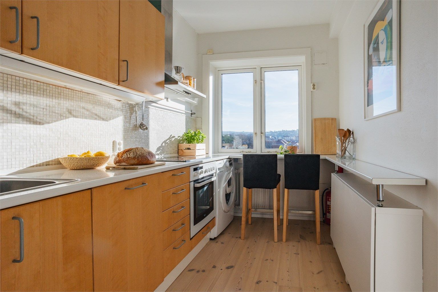 Med adkomst fra stuen har boligen et funksjonelt kjøkken fra IKEA, oppgradert i 2016.