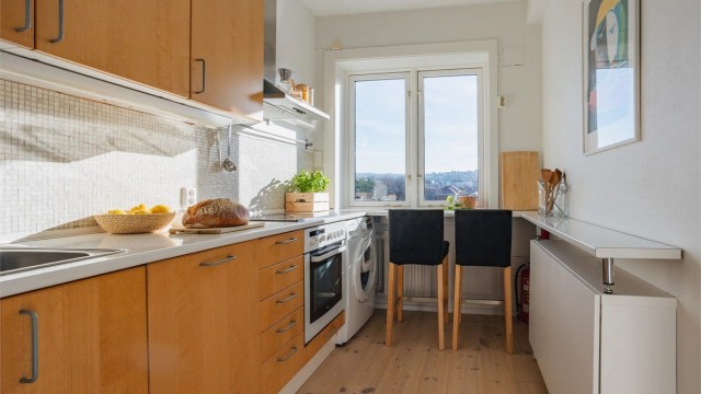 Med adkomst fra stuen har boligen et funksjonelt kjøkken fra IKEA, oppgradert i 2016.