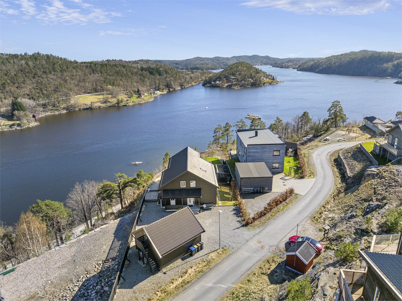 Området byr på rike muligheter for friluftsliv, med nærhet til både Tvedestrand badepark og Raet nasjonalpark bl.a.