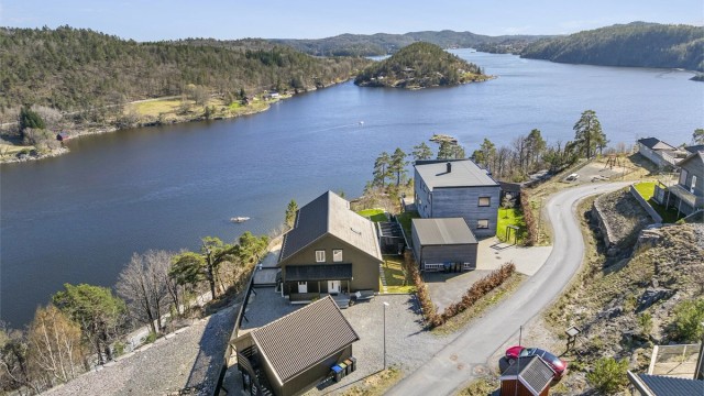 Området byr på rike muligheter for friluftsliv, med nærhet til både Tvedestrand badepark og Raet nasjonalpark bl.a.