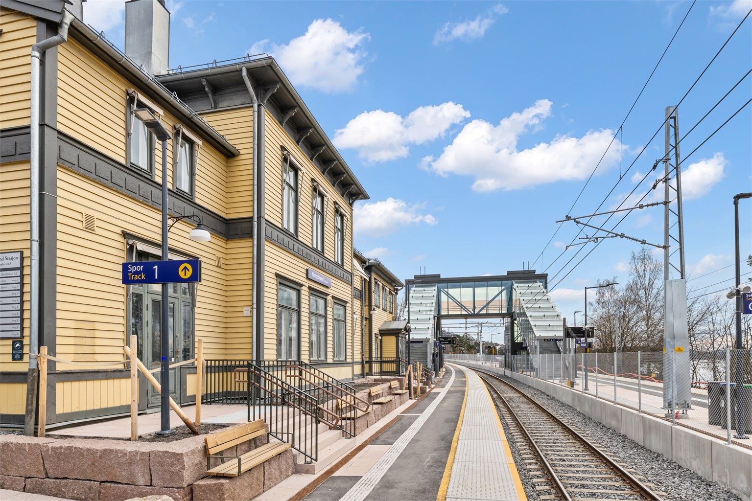 Kun få minutter å gå til Nordstrand togstasjon, samt at det også er kort vei til trikkeholdeplassen på Bråten og bussholdeplass ved Mosseveien