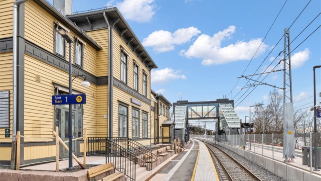 Kun få minutter å gå til Nordstrand togstasjon, samt at det også er kort vei til trikkeholdeplassen på Bråten og bussholdeplass ved Mosseveien