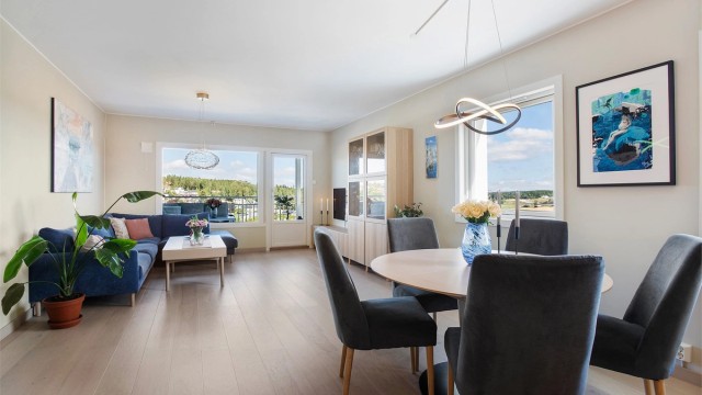 Stuen har god plass til både sofagruppe, spisestue og tilhørende møblement.