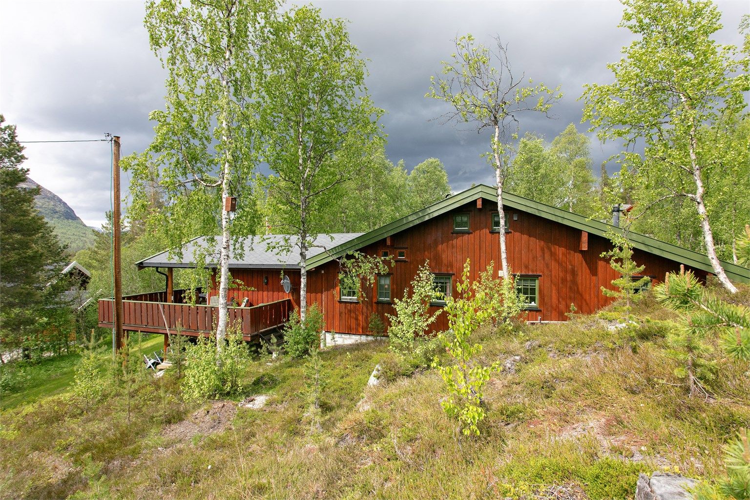 Eiendommen ligger usjenert til på en stor naturtomt på 2 005 kvm i det populære Haugafeltet.
Foto: Mørefoto v/Jarle Osen