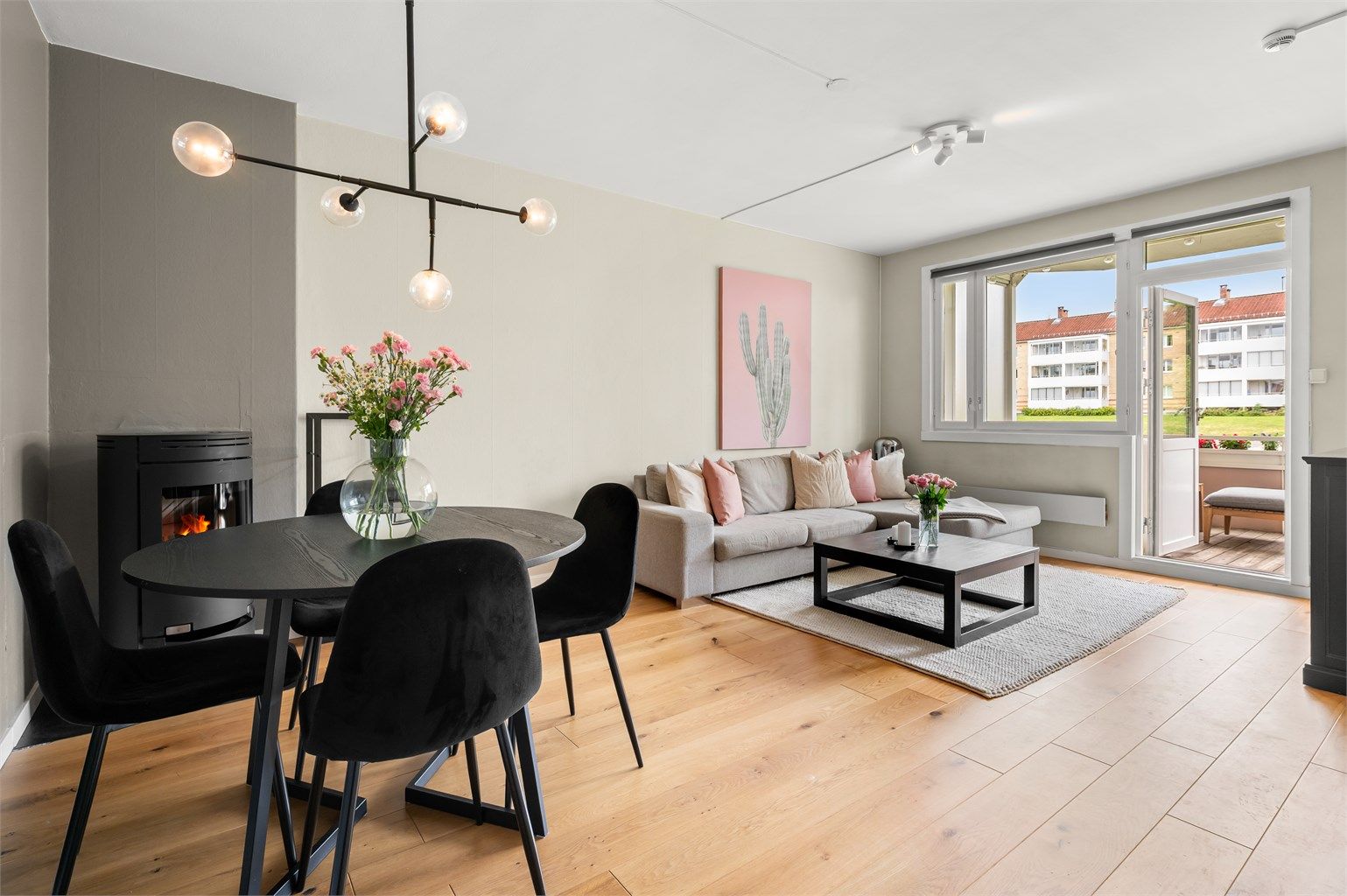 Morten Frølich v/Krogsveen har gleden av å presentere en lys og attraktiv 3-roms med sentral beliggenhet på Hasle/Hovin, gjennomgående planløsning og en romslig balkong. 