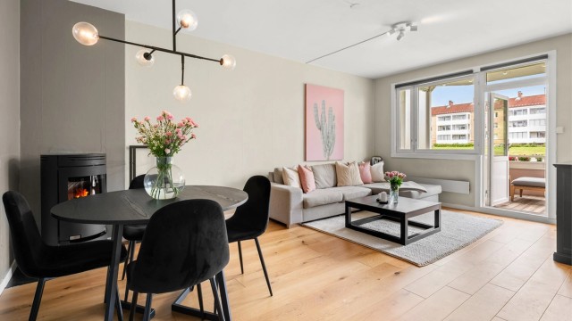 Morten Frølich v/Krogsveen har gleden av å presentere en lys og attraktiv 3-roms med sentral beliggenhet på Hasle/Hovin, gjennomgående planløsning og en romslig balkong.