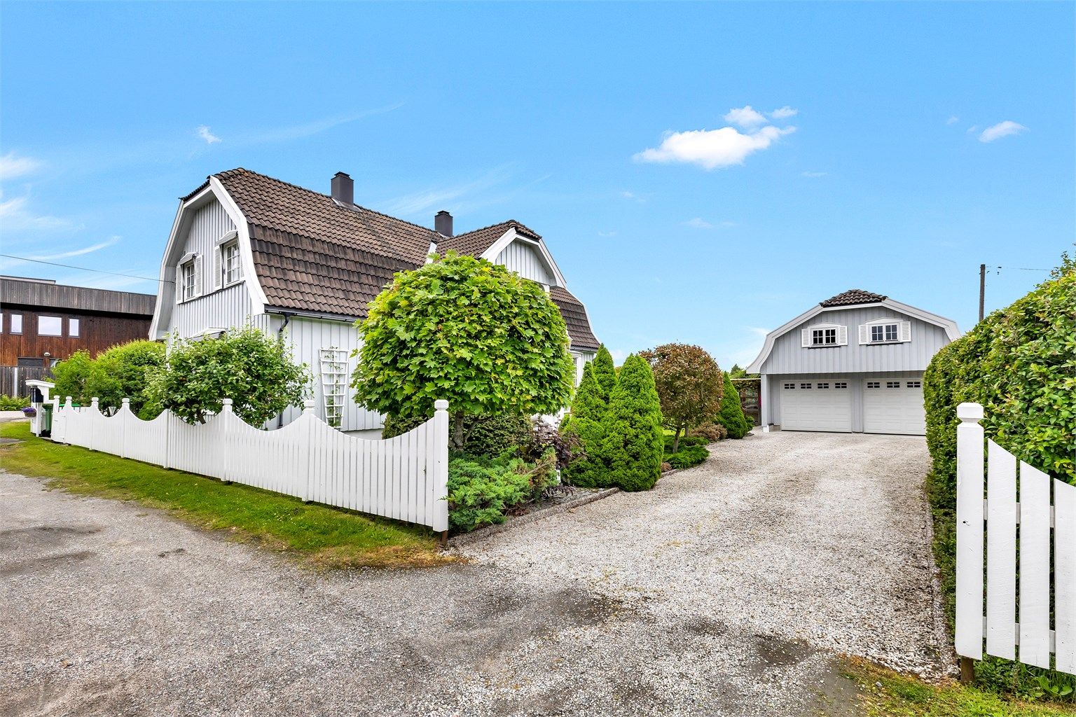 Boligen fremstår som velholdt og innbydende, med en praktisk planløsning, gode materialvalg og jevnlig vedlikehold. 