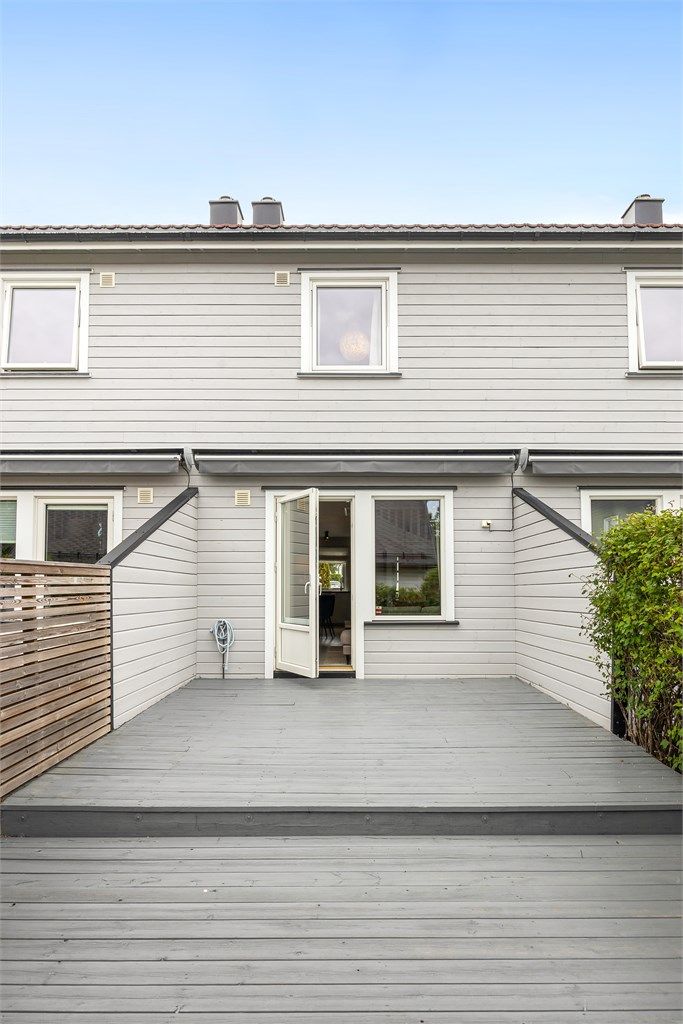 Skiftet vinduer og terrassedør i 2017 samt yttertaktekke i 2009.