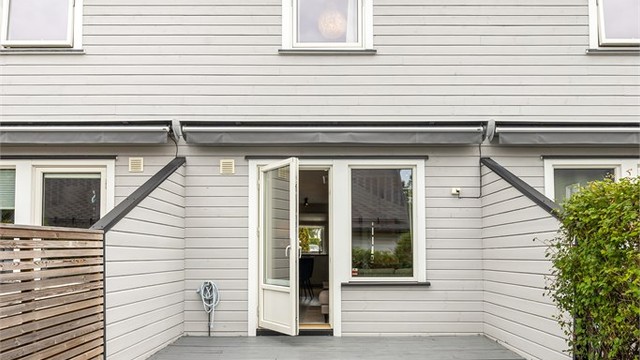Skiftet vinduer og terrassedør i 2017 samt yttertaktekke i 2009.