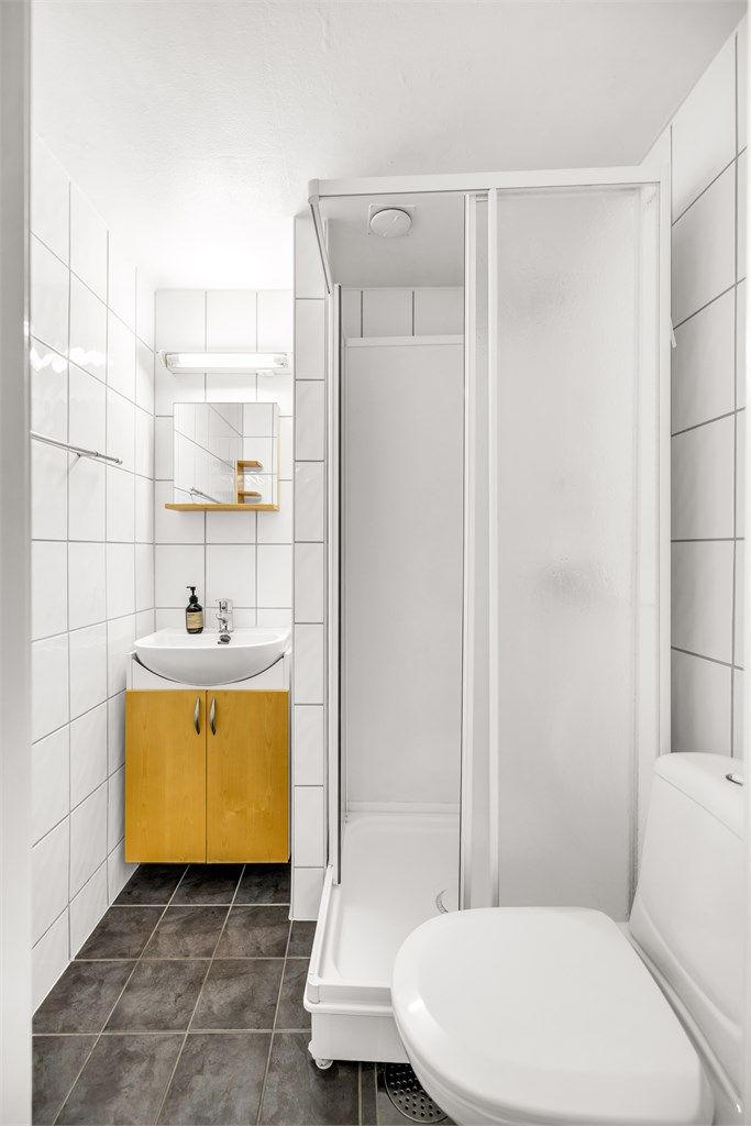 Badet er flislagt på gulv og vegger, med varmekabler i gulvet.