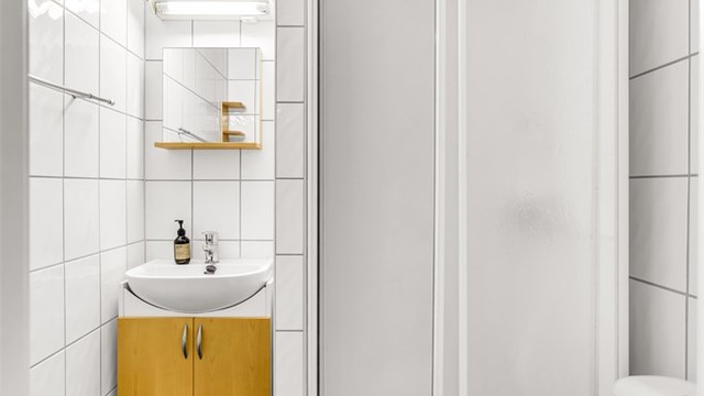 Badet er flislagt på gulv og vegger, med varmekabler i gulvet.