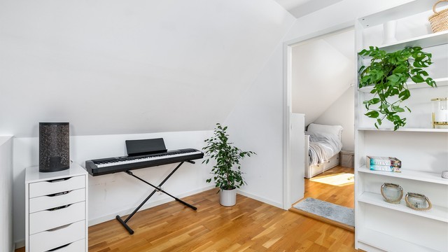Loftstuen kan gjerne være barnas helt egen avdeling til felles lek og opphold, og passer også utmerket som TV-stue.