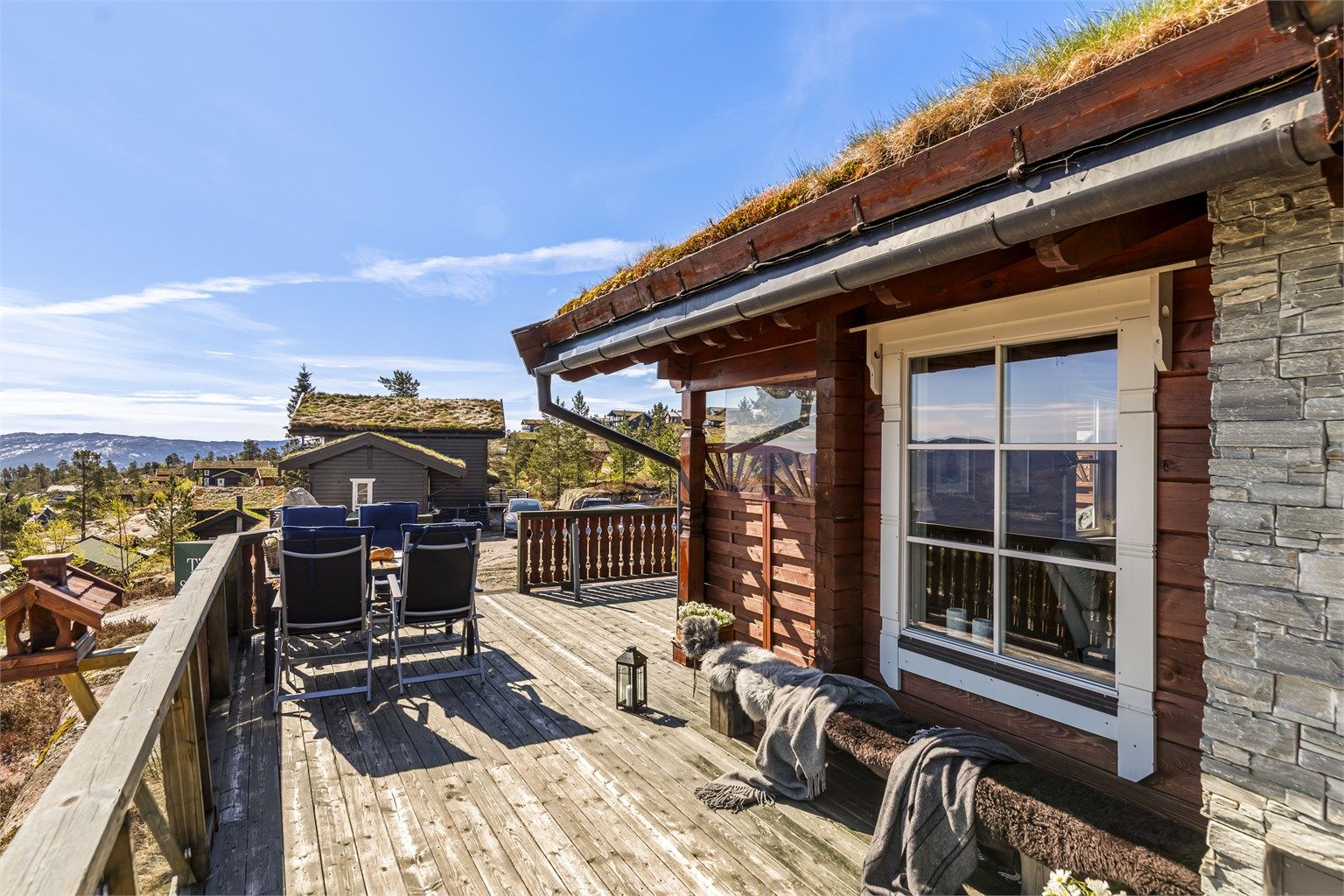 Terrassen strekker seg rundt store deler av hytta og har flere lune soner.