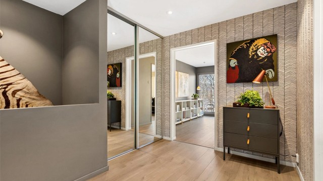 Entreen har en integrert skyvedørsgarderobe for oppbevaring av ytterklær og sko. Det er også plass til en kommode eller ekstra skap.