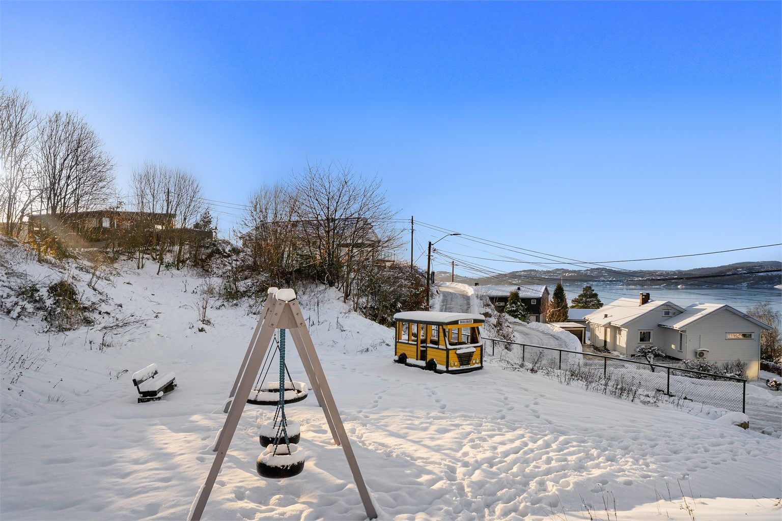 Lekeplass rett ovenfor veien