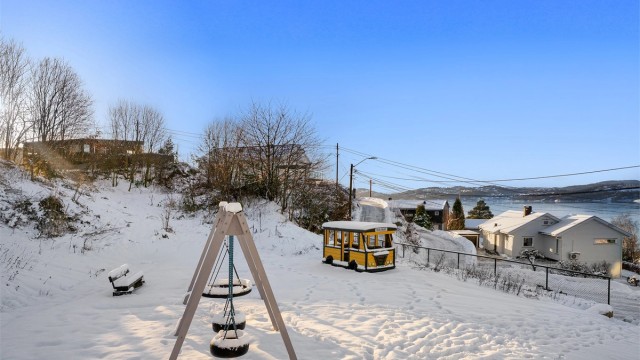 Lekeplass rett ovenfor veien