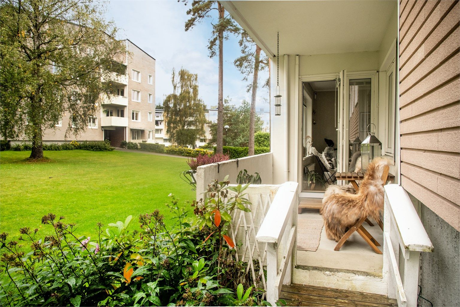 Velkommen til Granittveien 3 og denne 4-roms leiligheten med oppussingsbehov og fantastisk beliggenhet mot rolig grøntområde - Presentert av Christoffer S. Akerjordet og Krogsveen Nordstrand