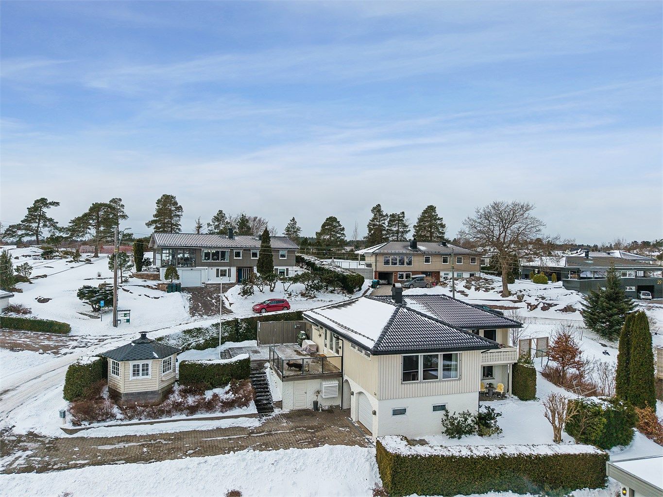 Tomten byr på en hyggelig og pent opparbeidet hage med flere lune uteplasser, meget gode solforhold og fine soner for både avslapning og sosiale sammenkomster. 