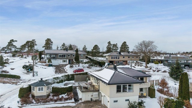 Tomten byr på en hyggelig og pent opparbeidet hage med flere lune uteplasser, meget gode solforhold og fine soner for både avslapning og sosiale sammenkomster.