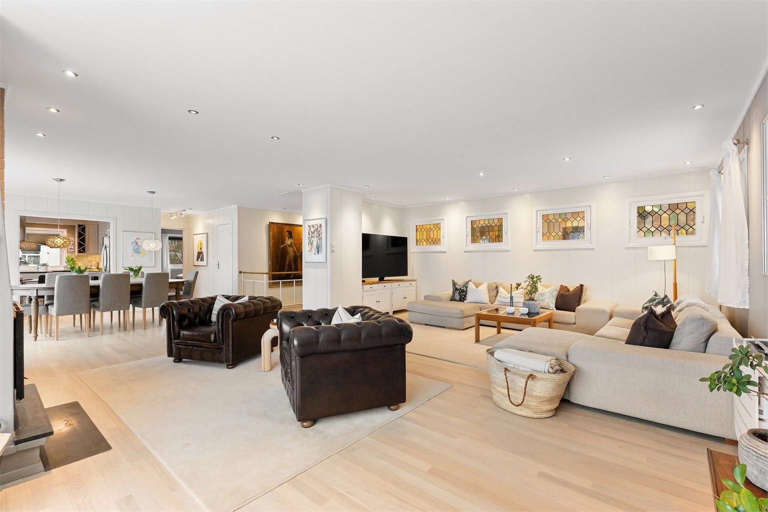 De store, åpne oppholdsrommene i første etasje har gjennomgående heltre eikegulv.