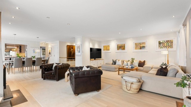 De store, åpne oppholdsrommene i første etasje har gjennomgående heltre eikegulv.