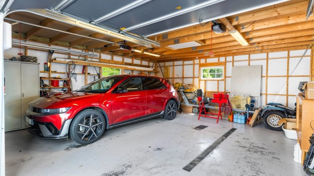 Innvendig er garasjen romslig med god plass til to biler og oppbevaring.