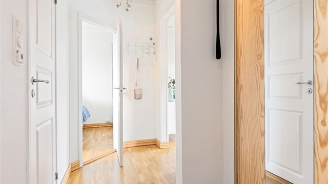 Gangen binder sammen rommene og har parkett på gulv, som er gjennomgående i de fleste rom. Fliser i entrè.