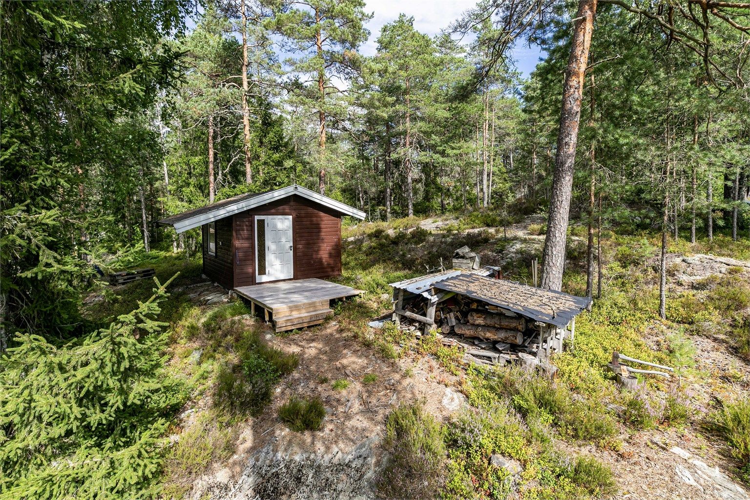 Redskapsbod på ca. 13 kvm. er oppført i terrenget ovenfor hytta.
