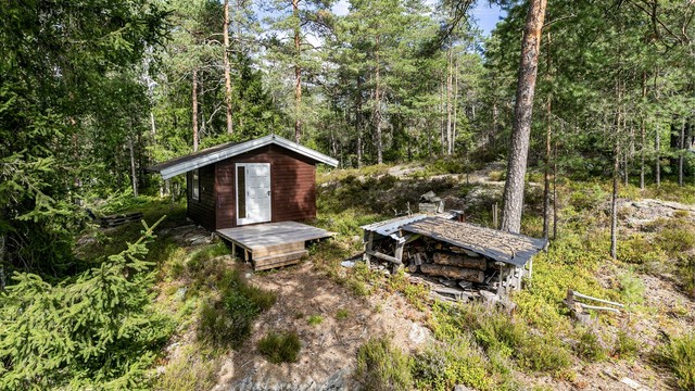 Redskapsbod på ca. 13 kvm. er oppført i terrenget ovenfor hytta.