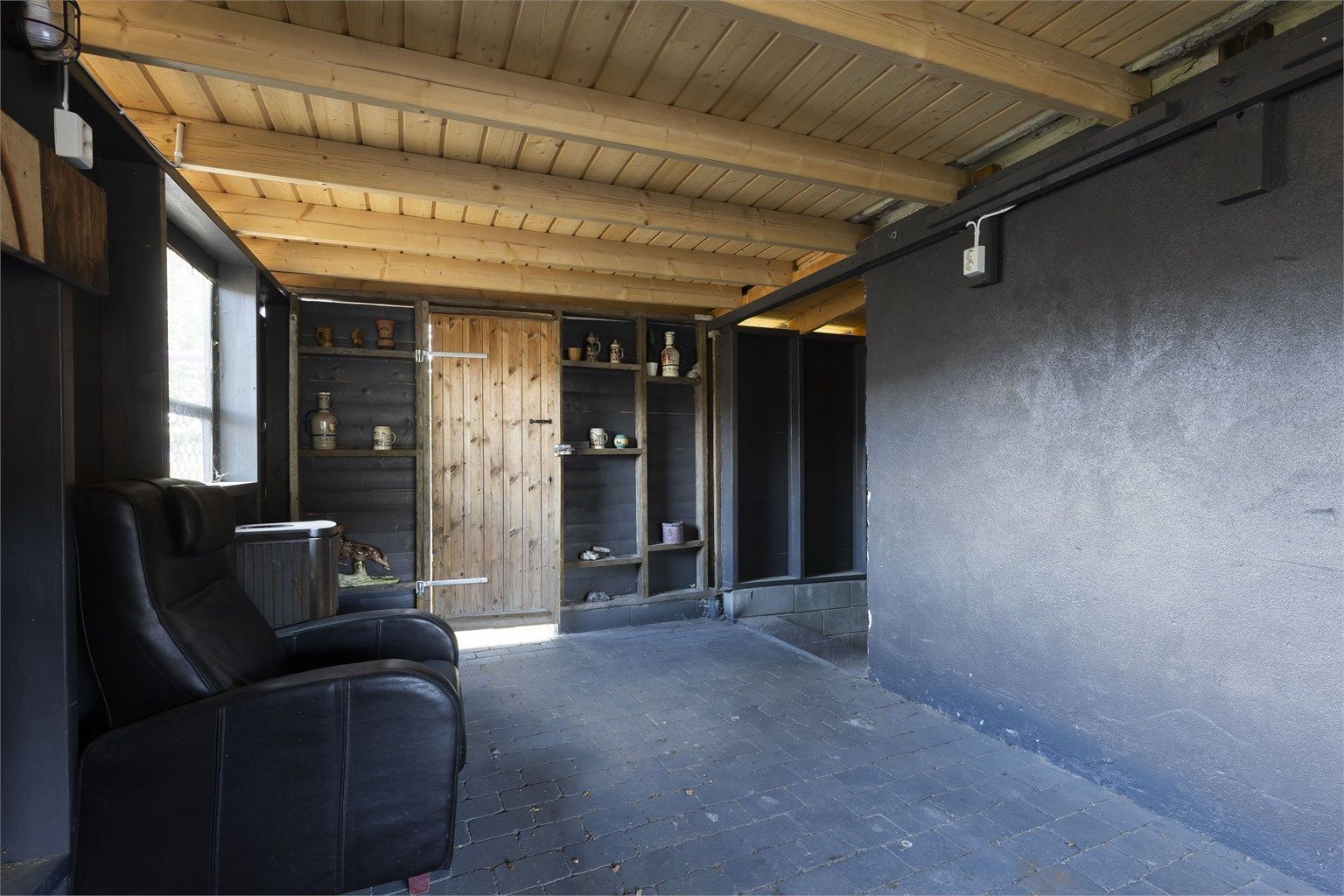 Inngang ved siden av garasje. 