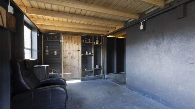 Inngang ved siden av garasje.