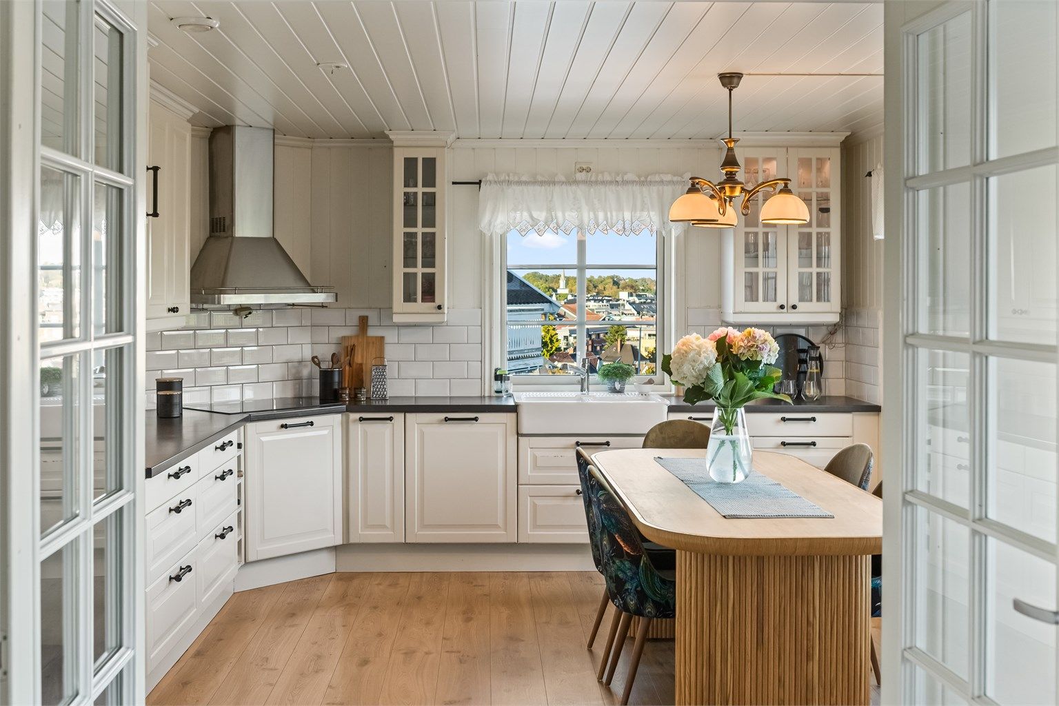 Innredningen har profilerte fronter og benkeplater av laminat. Fliser på vegg mellom benkeplate og overskap. Det er rikelig med skap og skuffer.