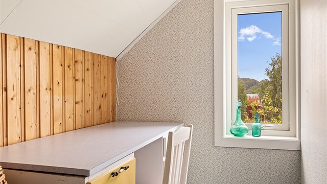 Praktisk kott under skråtak med vindu, velegnet for oppbevaring