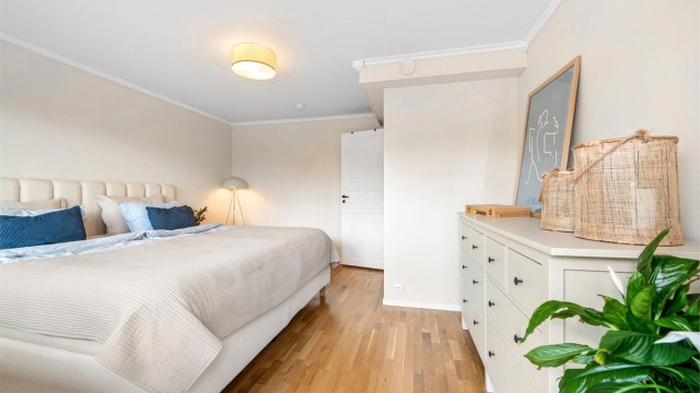 Hovedsoverommet har god plass til oppbevaringsmøbler.