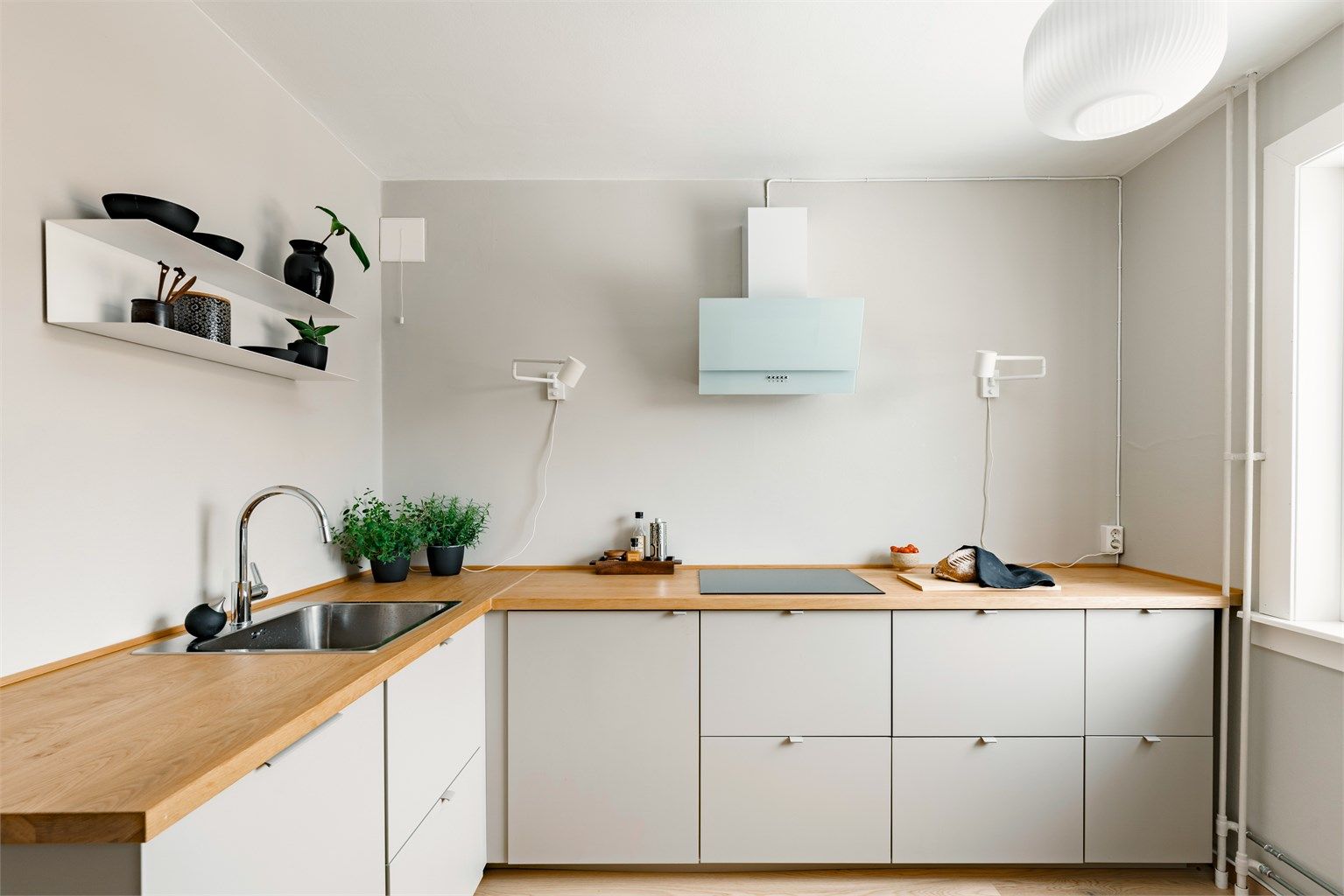 Leiligheten er perfekt for deg som ønsker å bo sentrumsnært, men likevel tilbaketrukket i rolige omgivelser.