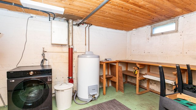 Kjellerrom benyttet som vaskerom, med varmtvannsbereder på 190 liter fra 2024.