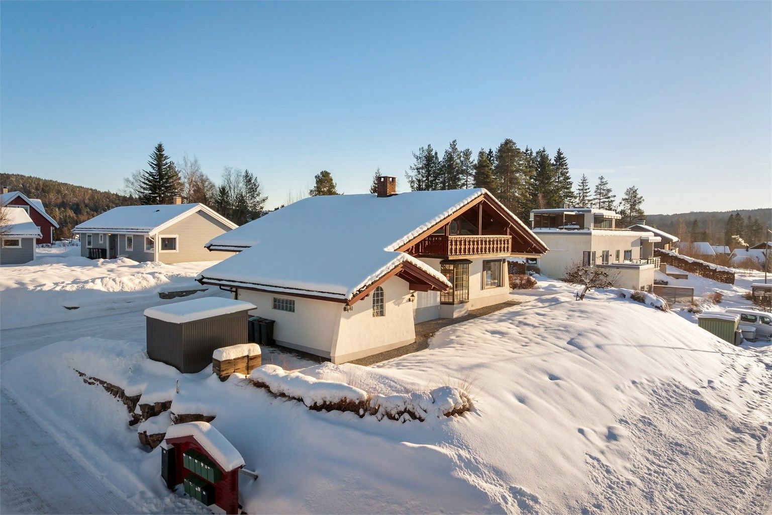 Tomten er opparbeidet med gressplen, trær og diverse beplantning.